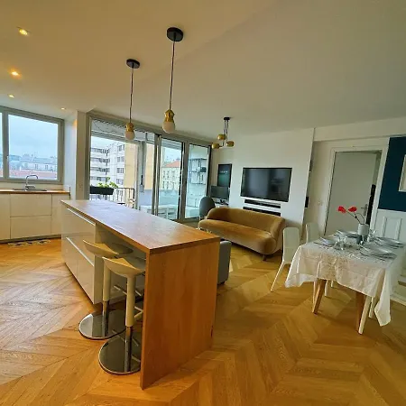 Beautiful Family Center 2br - 6p شقة *
